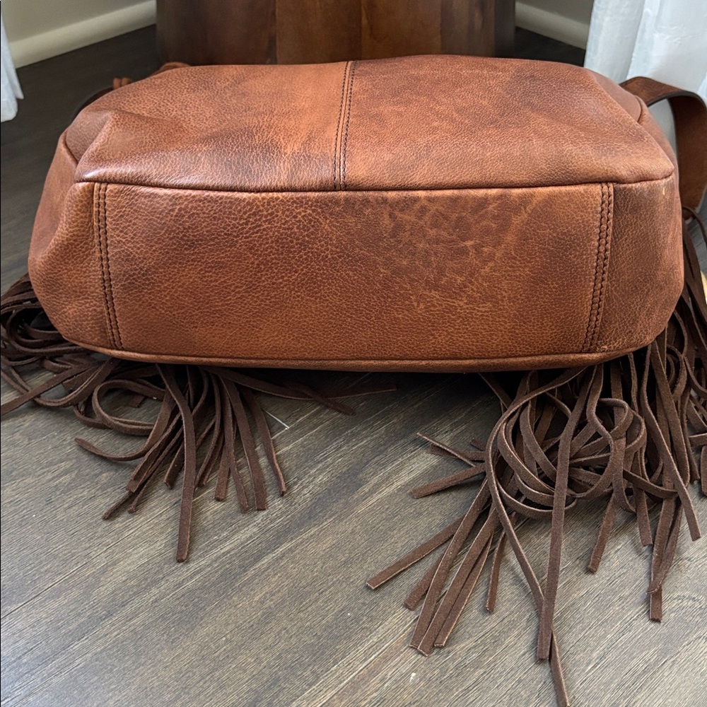 Ariat Betsy Shoulder Bag,distressed leather,fringe,snap top,concho, zip pocket - Picture 7 of 13